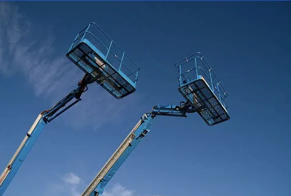 Plataformas de braço contra o céu